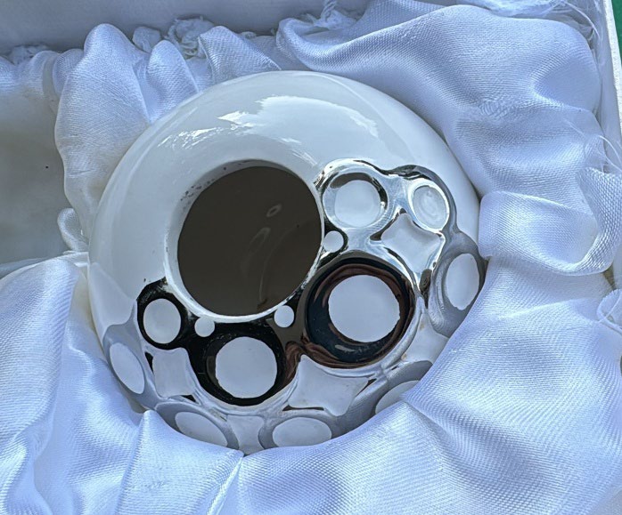 portacandela-in-ceramica-bianca-con-dettagli-argentati-design-moderno